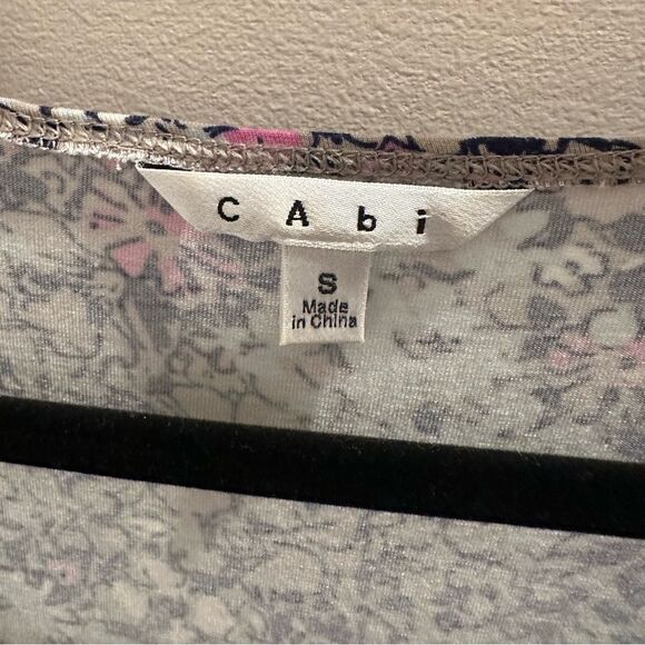 CAbi Purple and White Floral V-Neck Top - Picture 2 of 5